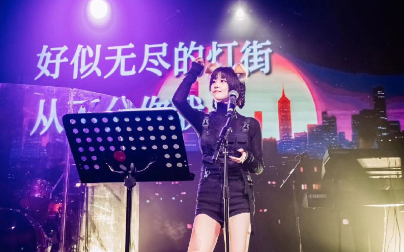 #b站视频 [欢迎来郑 星光派对]——3ummer’s day舞台混剪 三松许LIVE“当你摘下耳机，当我走出屏幕”站在舞台上，看到大家拿起应援棒和手机闪光灯挥舞，像一片星星海照亮了郑州的夜晚